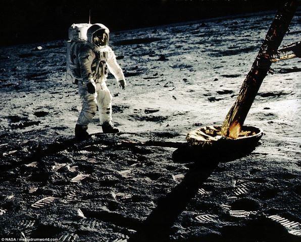 Hình 2: Con người đặt chân lên mặt trăng