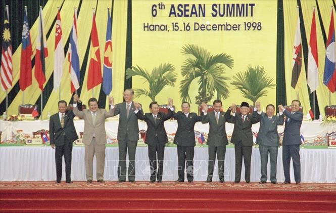 Hình 3: Hội nghị cấp cao ASEAN VI họp tại Hà Nội