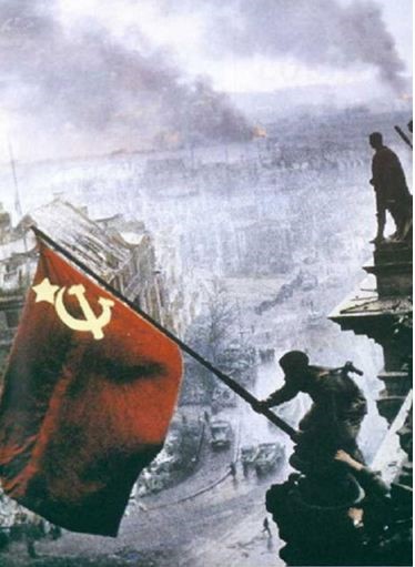 Hình 3: Hồng quân Liên Xô cắm cờ chiến thắng trên nóc tòa nhà Quốc hội Đức  ngày 9/5/1945