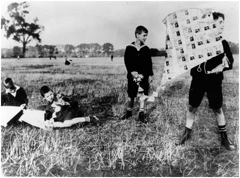 Hình 1: Lạm phát ở Đức năm 1920 – trẻ em dùng tiền làm diều giấy
