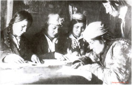 Hình 2: Một lớp học xóa mù chữ ở Liên Xô, năm 1926