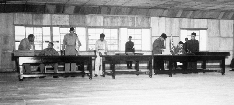 Hình 1: Lễ kí kết Hiệp định đình chiến tại Bàn Môn Điếm (tháng 7/1953)