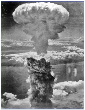 Hình 3: Quả bom nguyên tử ném xuống Nagasaki tạo ra một cột khói khổng lồ cao 18km