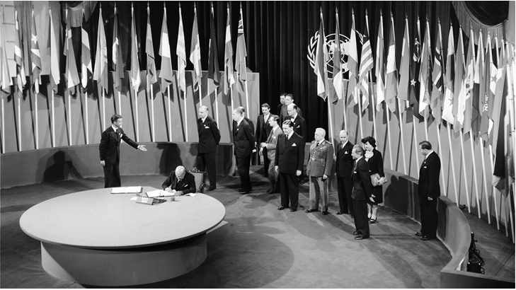 Hình 3: Lễ kí Hiến chương Liên hợp quốc tại Xan Phranxico (Mĩ)