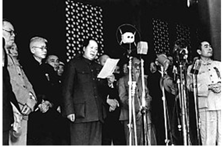 Hình 1: Chủ tịch Mao Trạch Đông tuyên bố thành lập nước CHND Trung Hoa