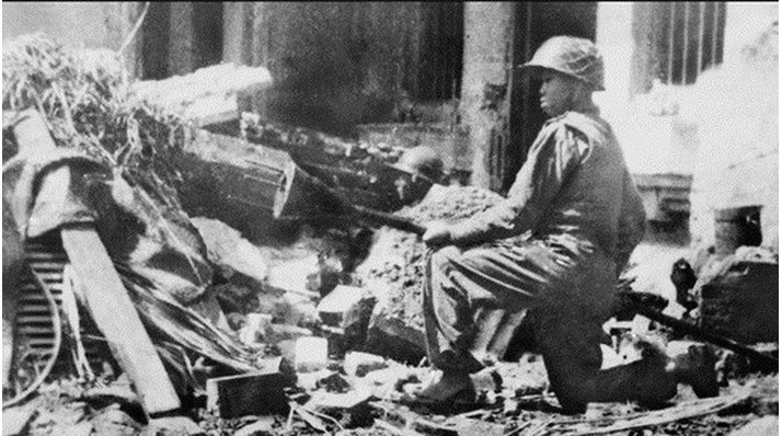 Hình 3: “Quyết tử quân” Hà Nội ôm bom ba càng đón đánh xe tăng Pháp