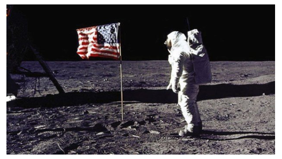 Hình 1: Người Mĩ đặt chân lên mặt trăng