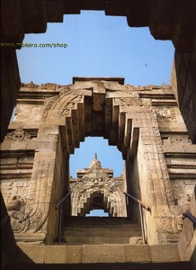 Hình 1: Khu đền tháp Bô-rô Bu-đua (In-đô-nê-xi-a)