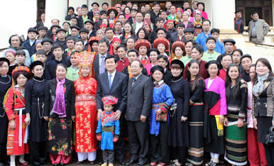 Chủ tịch nước Trương Tấn Sang chụp ảnh lưu niệm với các đại biểu và cộng đồng các dân tộc