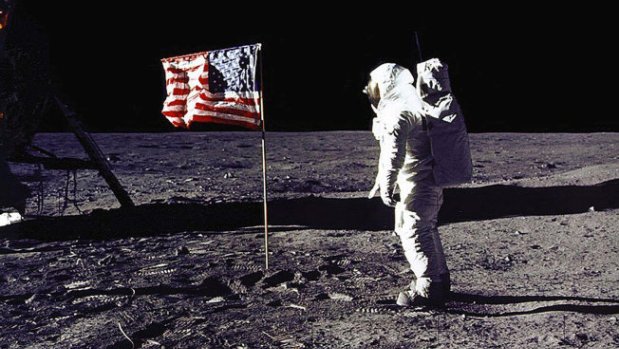 Neil Amstrong đặt chân lên mặt trăng