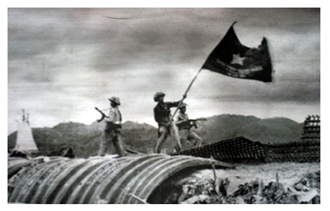 Lá cờ chiến thắng bay trên nóc hầm Tướng Đờ Ca-xtơ-ri