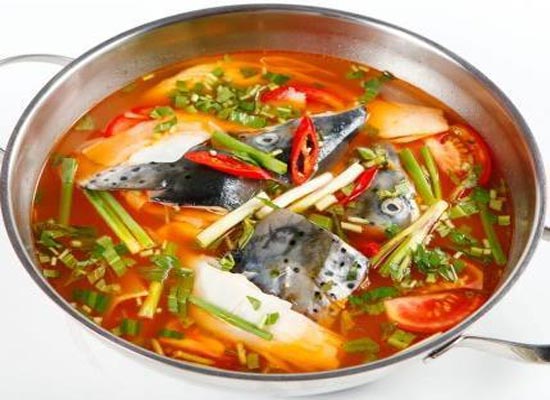 Món canh đầu cá hồi nấu măng chua