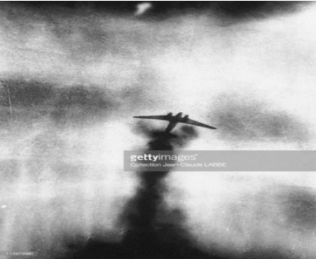 Máy bay Pháp bị trúng đạn trên bầu trời Điện Biên Phủ