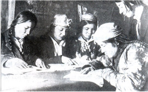 Một lớp học xóa mù chữ ở Liên Xô năm 1926