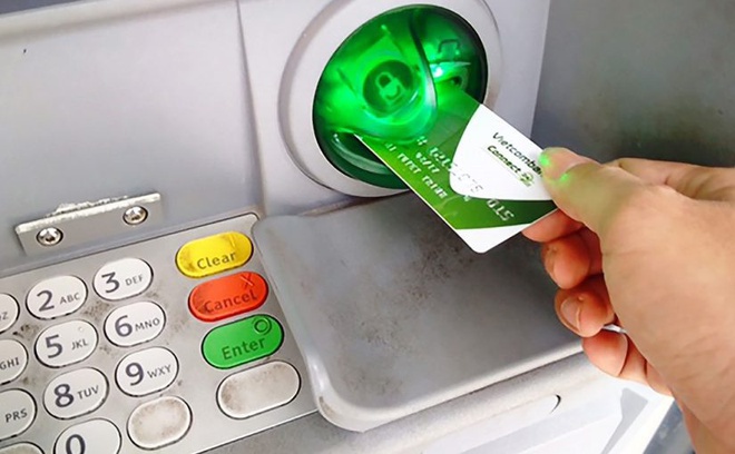  Kiểm tra tài khoản ngân hàng Vietcombank bằng cây ATM