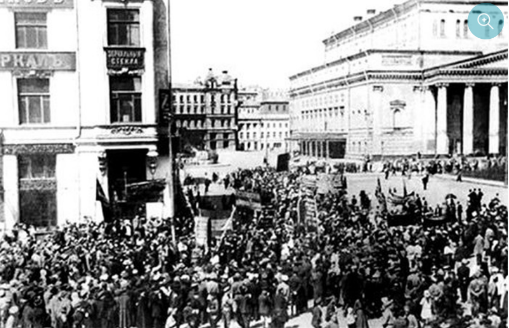 Công nhân ở Petrograd xuống đường biểu tình trong cuộc cách mạng Tháng Hai