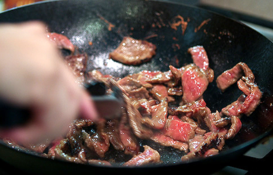 Sử dụng chảo để nấu thịt