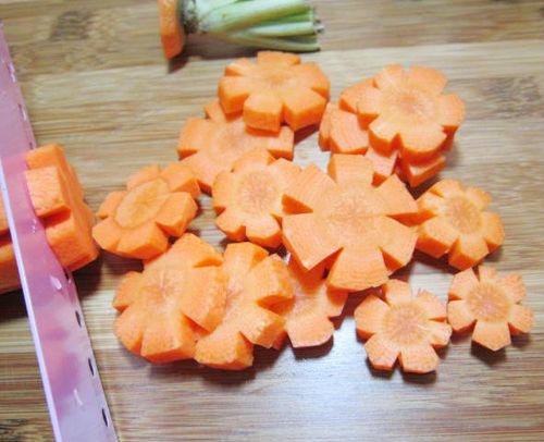 Cà rốt sau khi được tỉa hoa