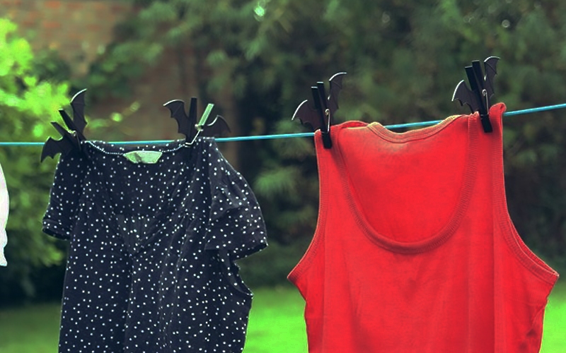 Quần áo được phơi trong những thời tiết ẩm ương cũng làm mất đi mùi thơm của nước xả vải sau khi giặt  