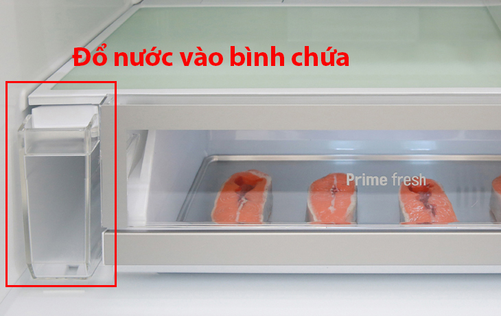 Bước 1: Cho nước vào hộp chứa bên trong tủ lạnh.