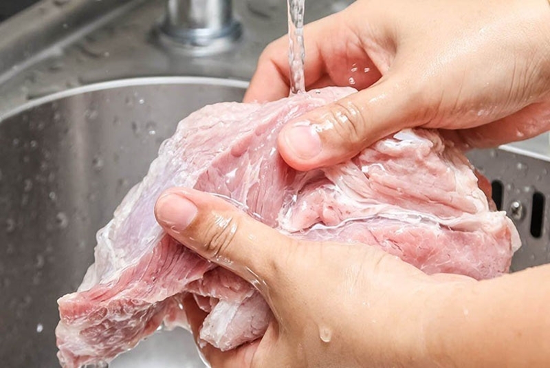 Bạn không rửa thịt trước khi trữ trong tủ lạnh