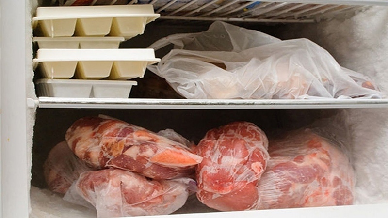 Bạn bảo quản thịt sống trong ngăn mát quá lâu