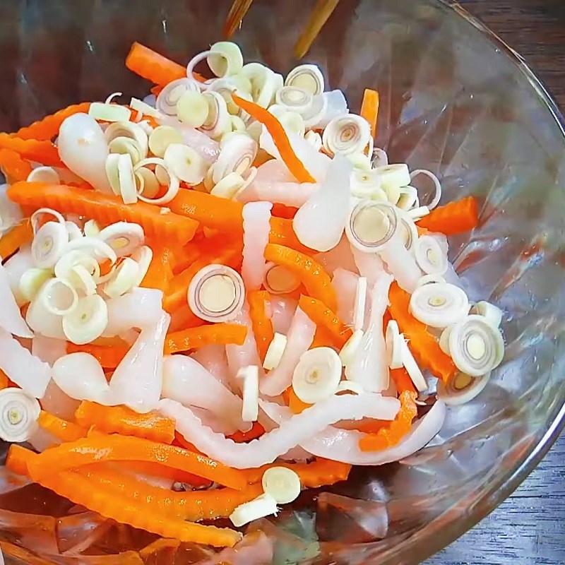 Trộn củ cải cà rốt và sả kiệu